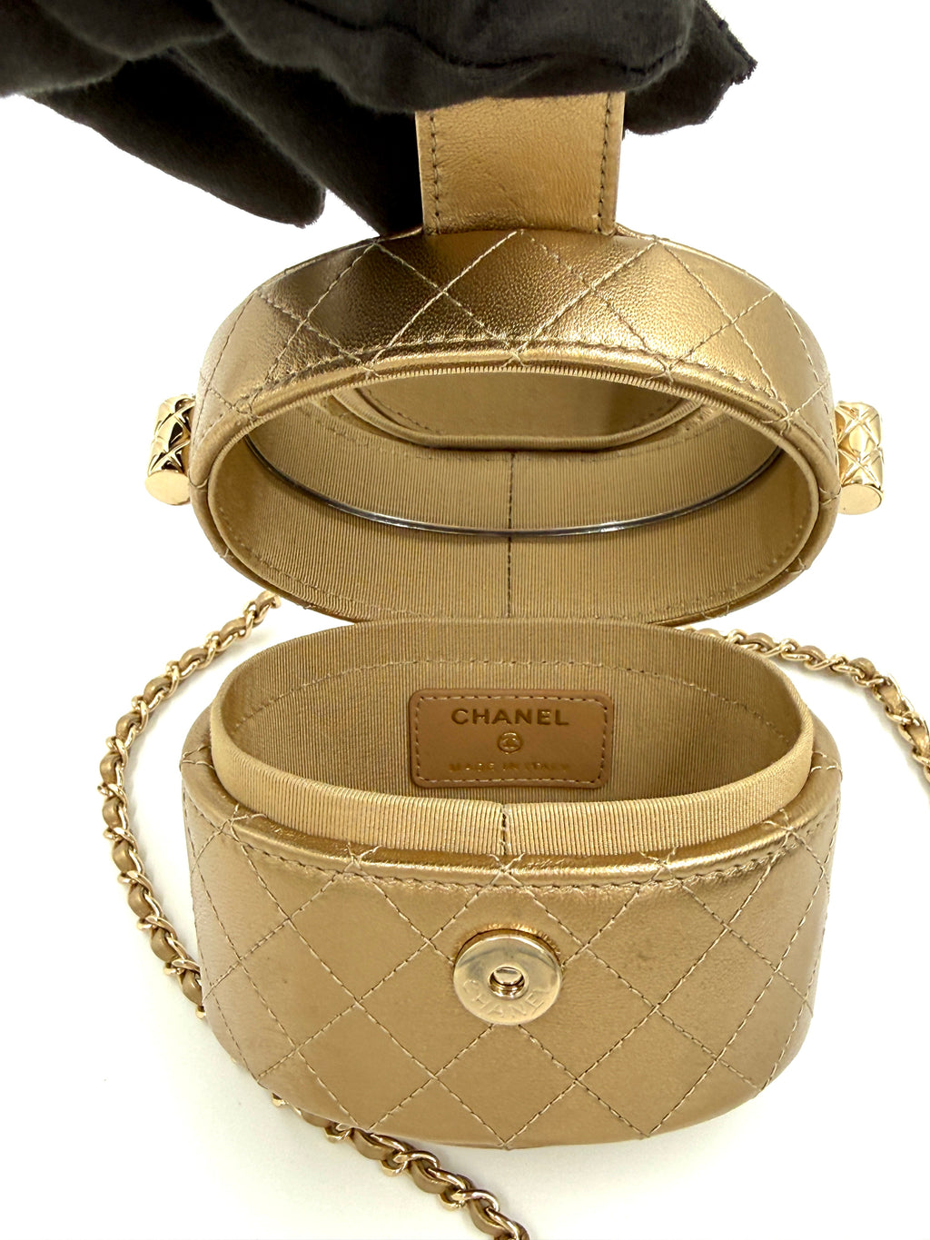 Pre-Owned Chanel Metallic Quilted Lambskin Round Mini Vanity Case - Authenticated