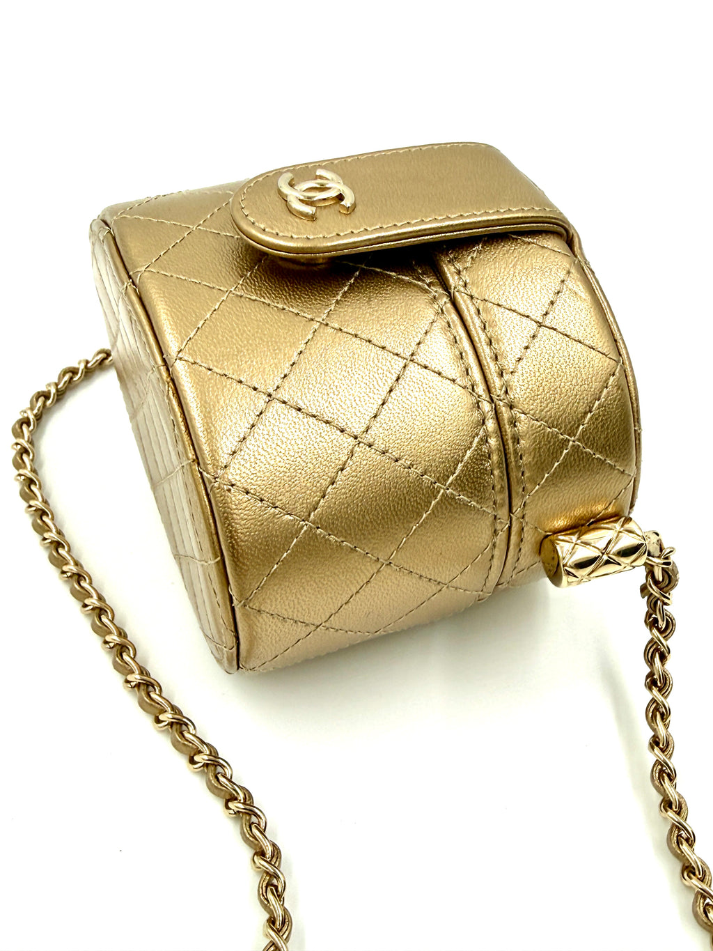 Pre-Owned Chanel Metallic Quilted Lambskin Round Mini Vanity Case - Authenticated