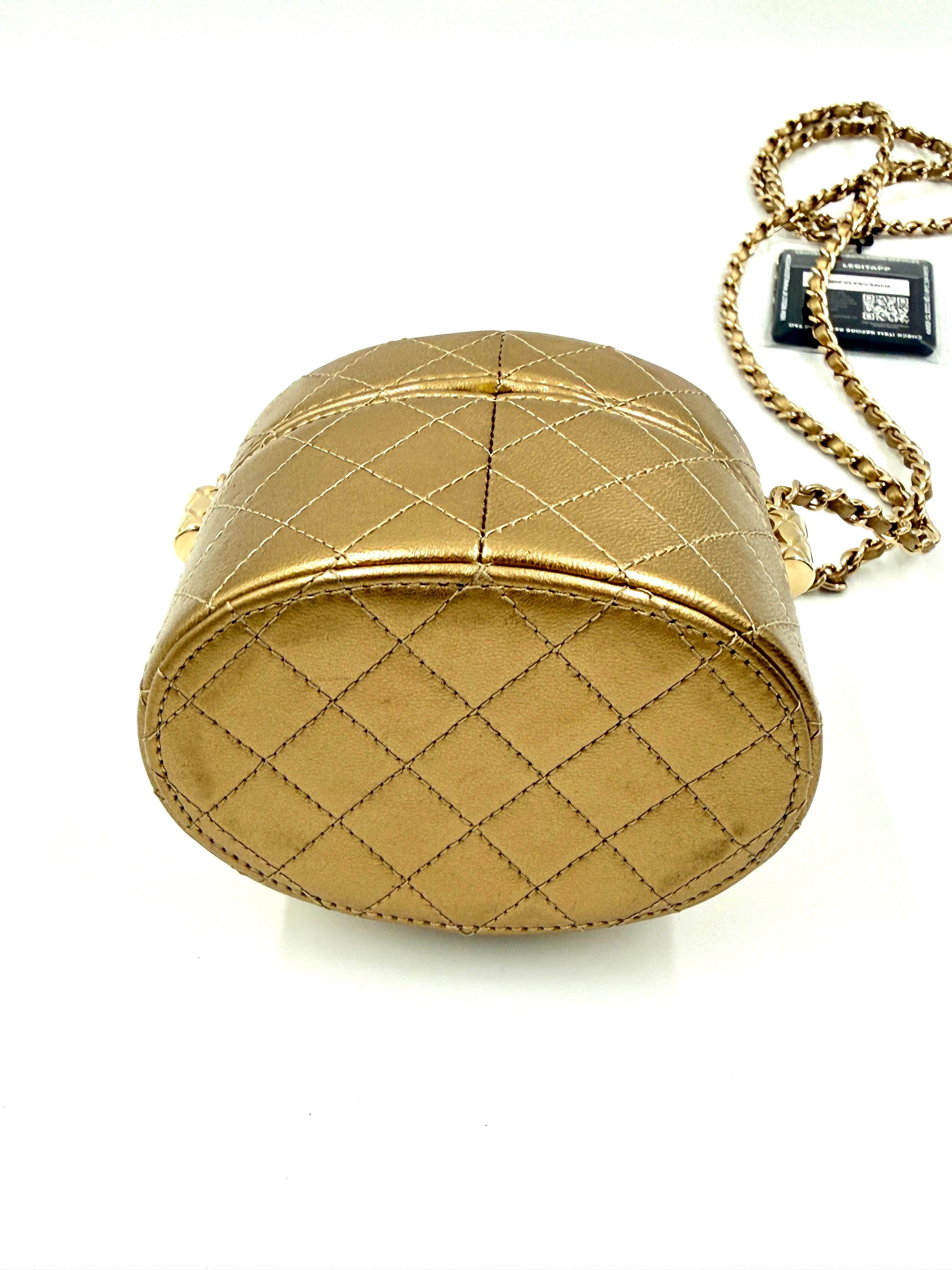 Pre-Owned Chanel Metallic Quilted Lambskin Round Mini Vanity Case - Authenticated