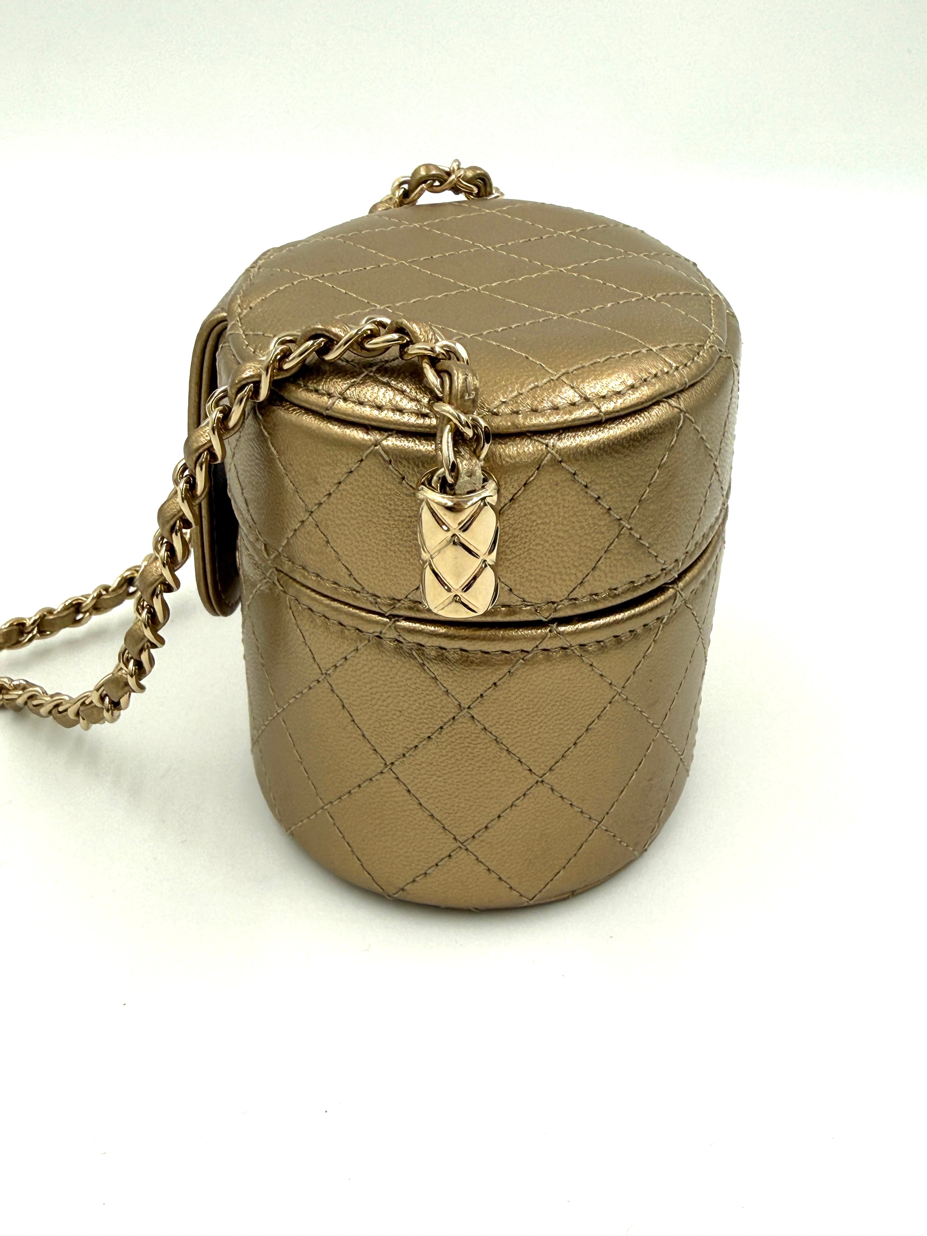 Pre-Owned Chanel Metallic Quilted Lambskin Round Mini Vanity Case - Authenticated