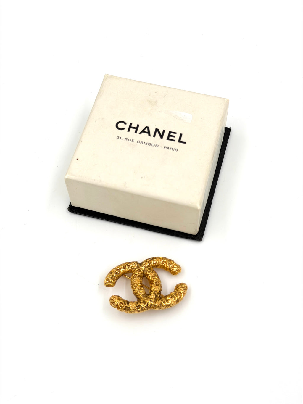 Pre-owned Vintage Chanel Gold-Plated CC Brooch 1993 Fall Collection - Authenticated