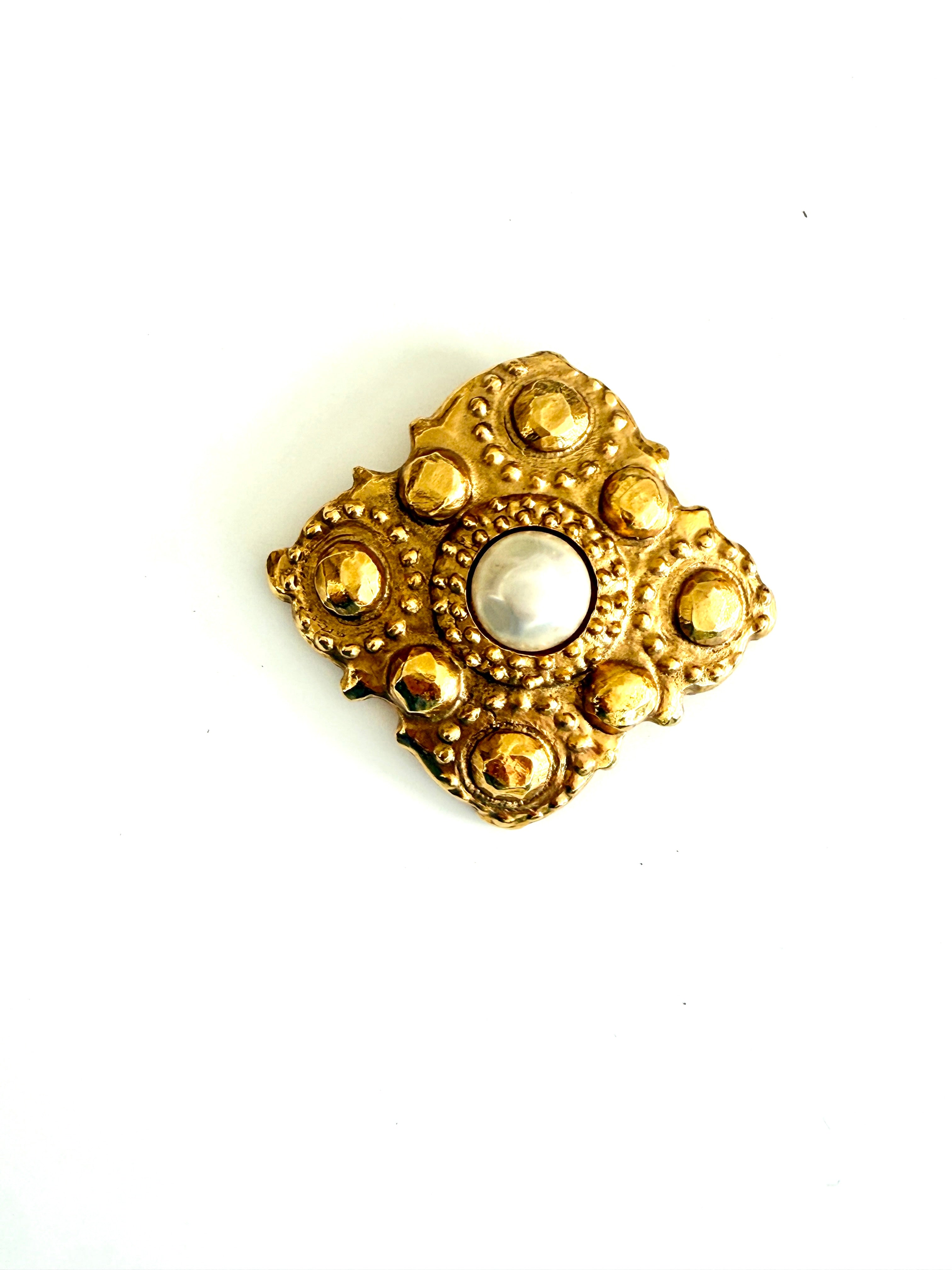 Pre-Owned Chanel Baroque Gold and Faux Pearl Center Brooch - Authenticated