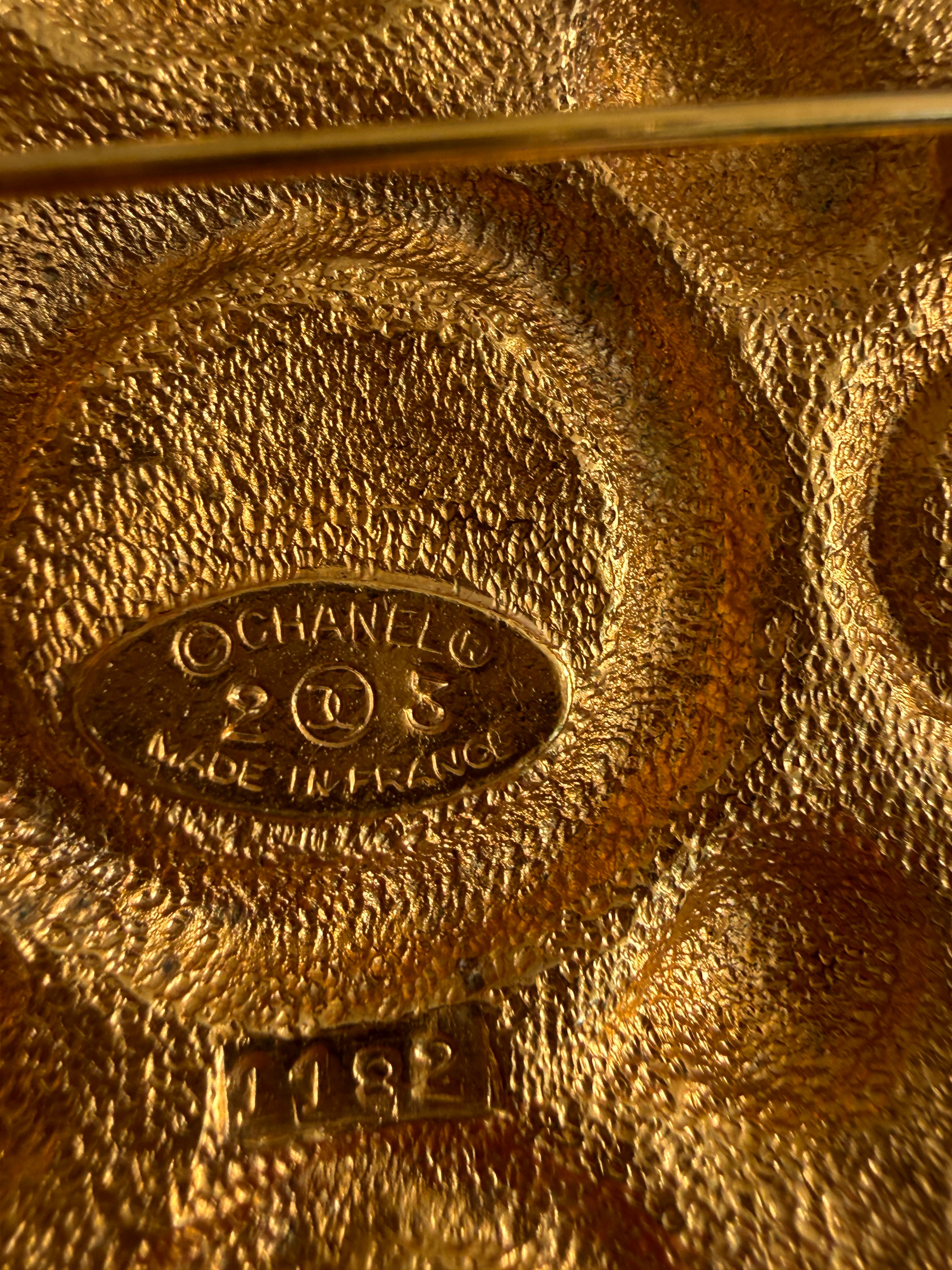 Pre-Owned Chanel Baroque Gold and Faux Pearl Center Brooch - Authenticated