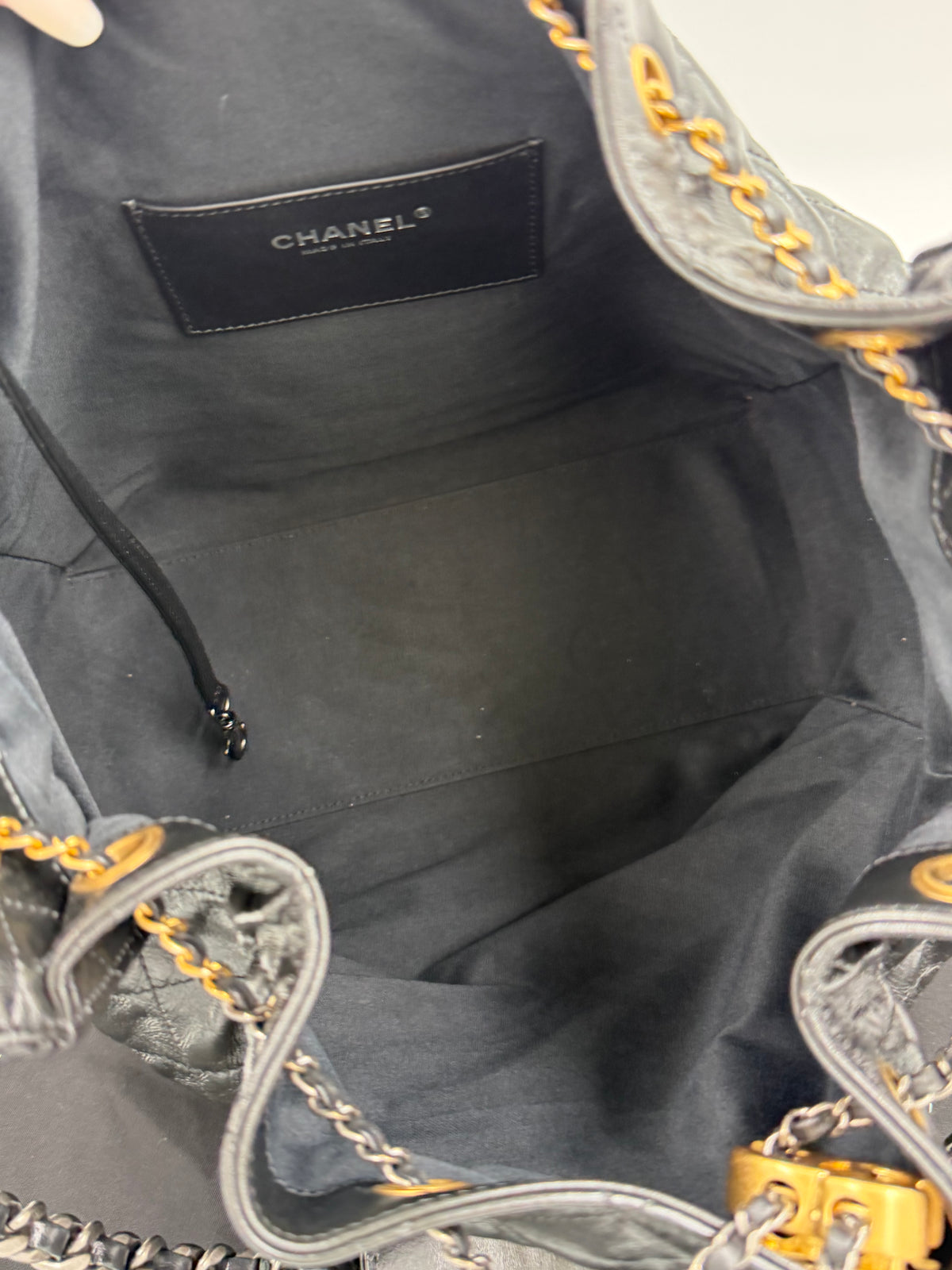 Pre-owned Chanel 25 Medium Handbag in Black Shiny Crumpled Calfskin - Authenticated