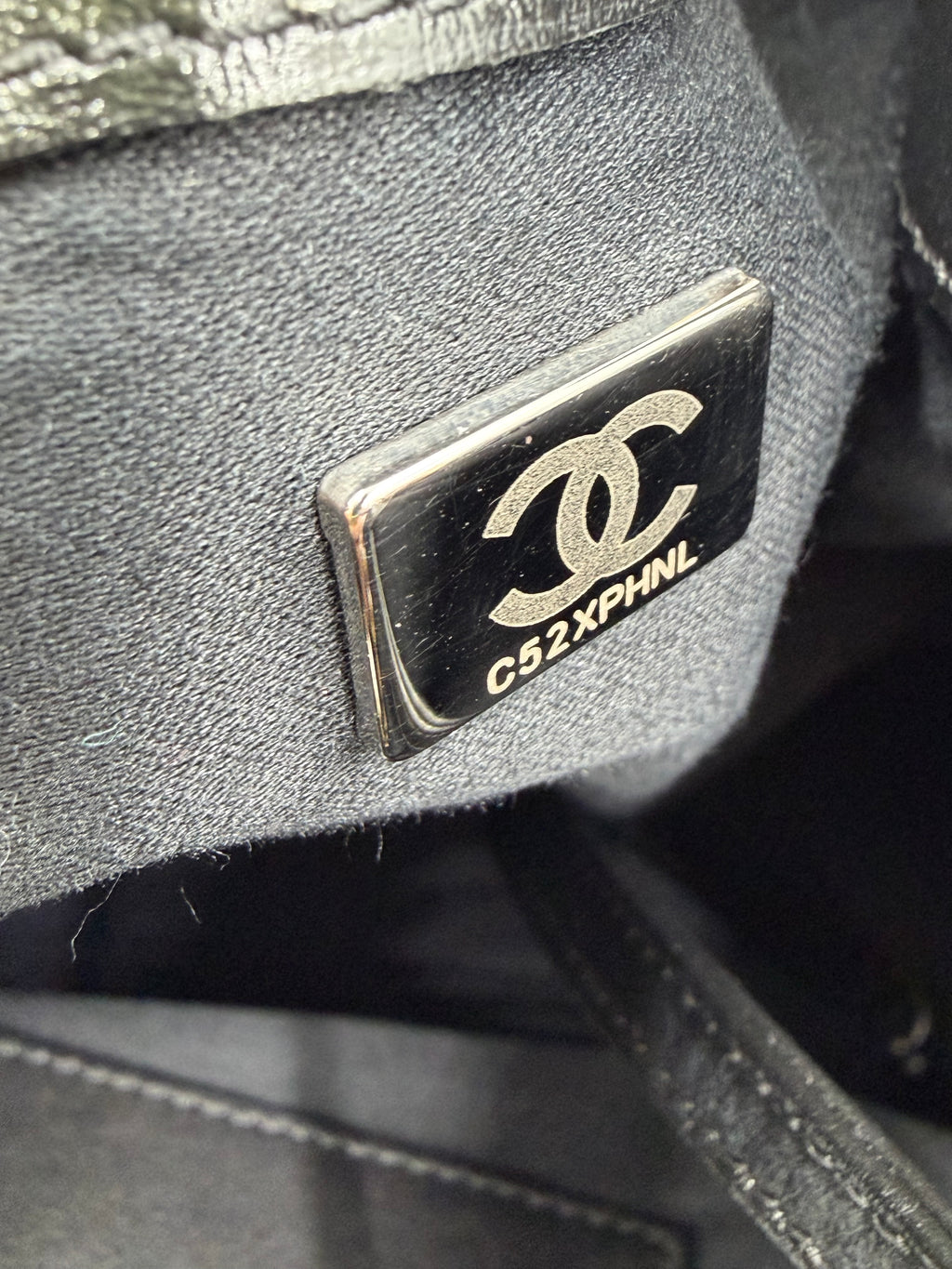 Pre-owned Chanel 25 Medium Handbag in Black Shiny Crumpled Calfskin - Authenticated