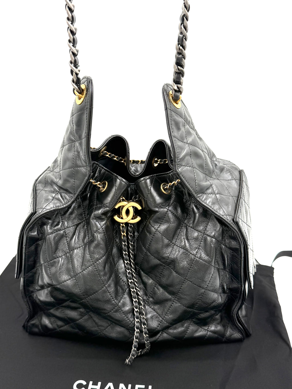 Pre-owned Chanel 25 Medium Handbag in Black Shiny Crumpled Calfskin - Authenticated