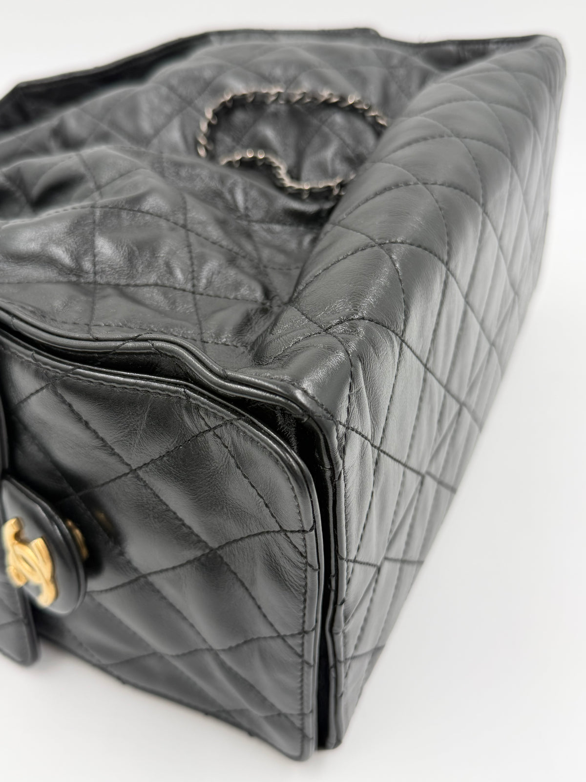 Pre-owned Chanel 25 Medium Handbag in Black Shiny Crumpled Calfskin - Authenticated
