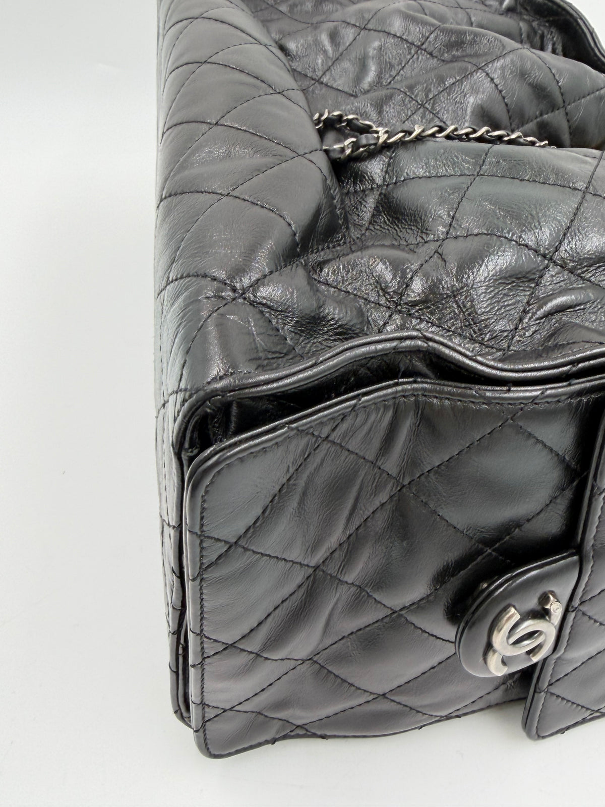 Pre-owned Chanel 25 Medium Handbag in Black Shiny Crumpled Calfskin - Authenticated