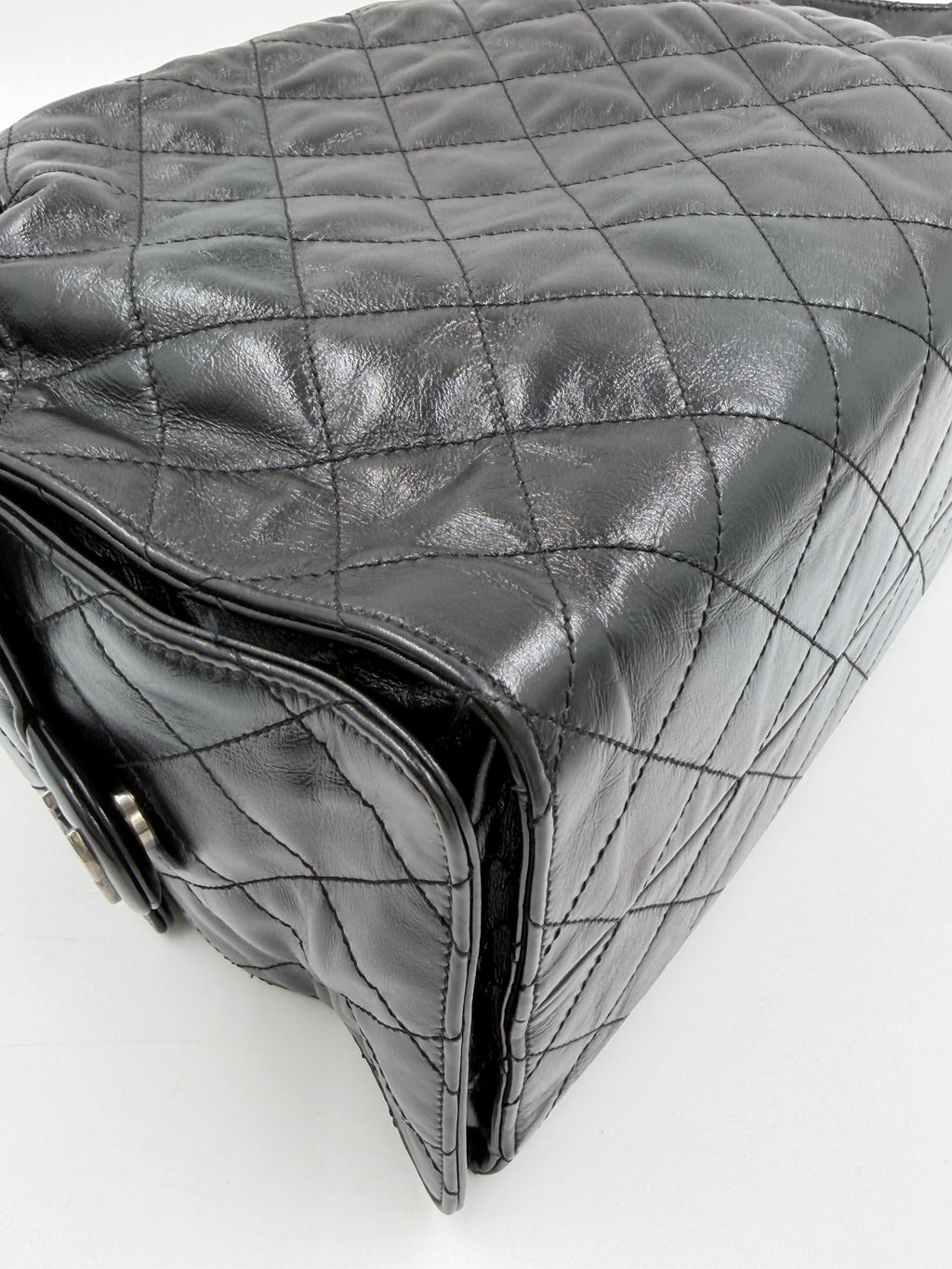 Pre-owned Chanel 25 Medium Handbag in Black Shiny Crumpled Calfskin - Authenticated