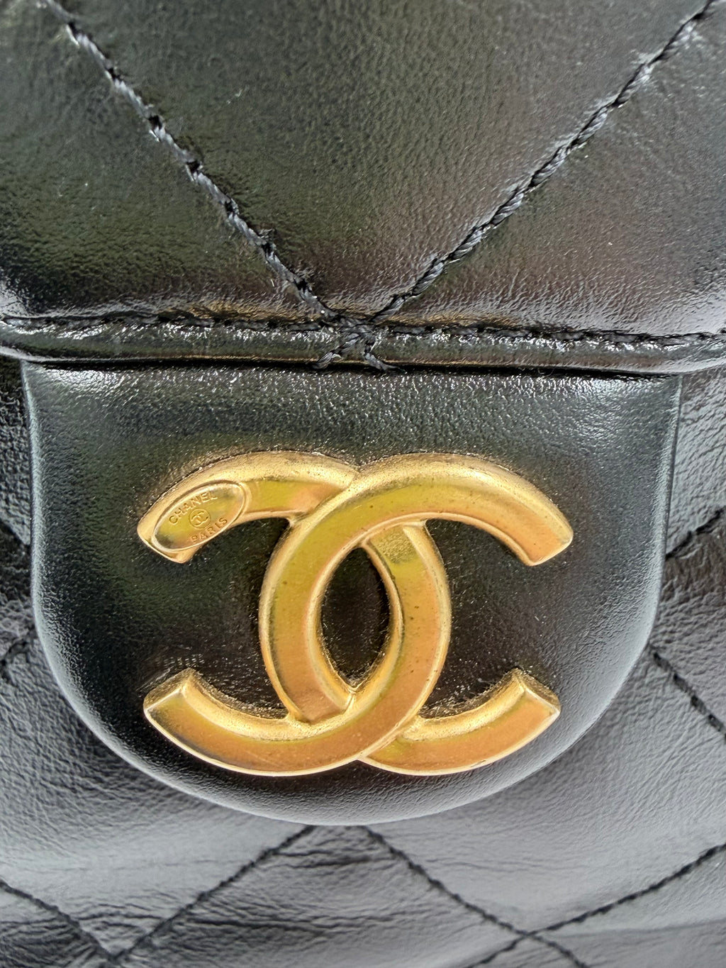 Pre-owned Chanel 25 Medium Handbag in Black Shiny Crumpled Calfskin - Authenticated