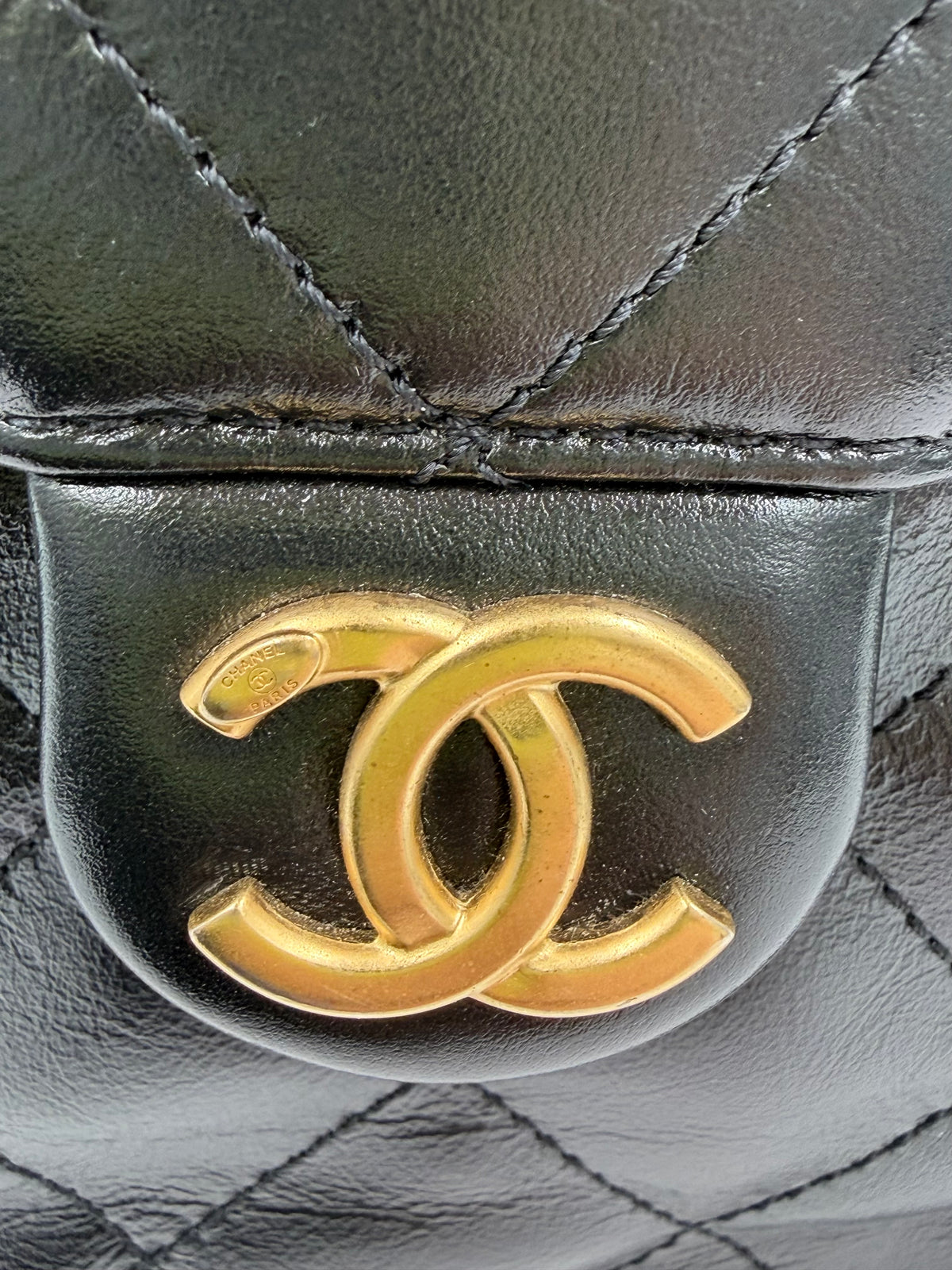 Pre-owned Chanel 25 Medium Handbag in Black Shiny Crumpled Calfskin - Authenticated