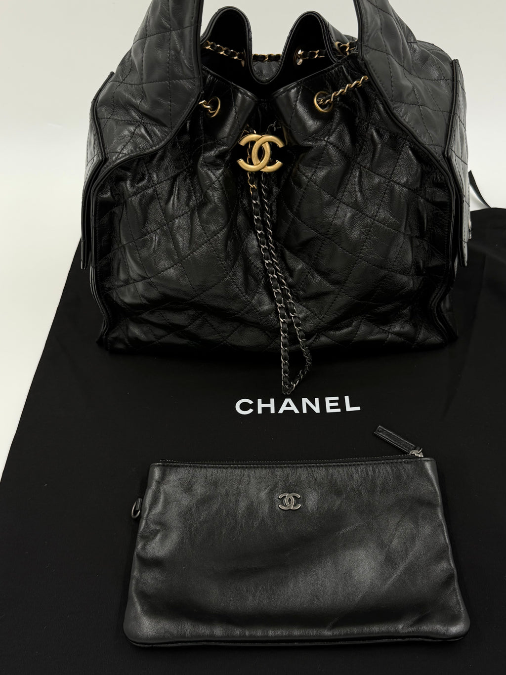 Pre-owned Chanel 25 Medium Handbag in Black Shiny Crumpled Calfskin - Authenticated