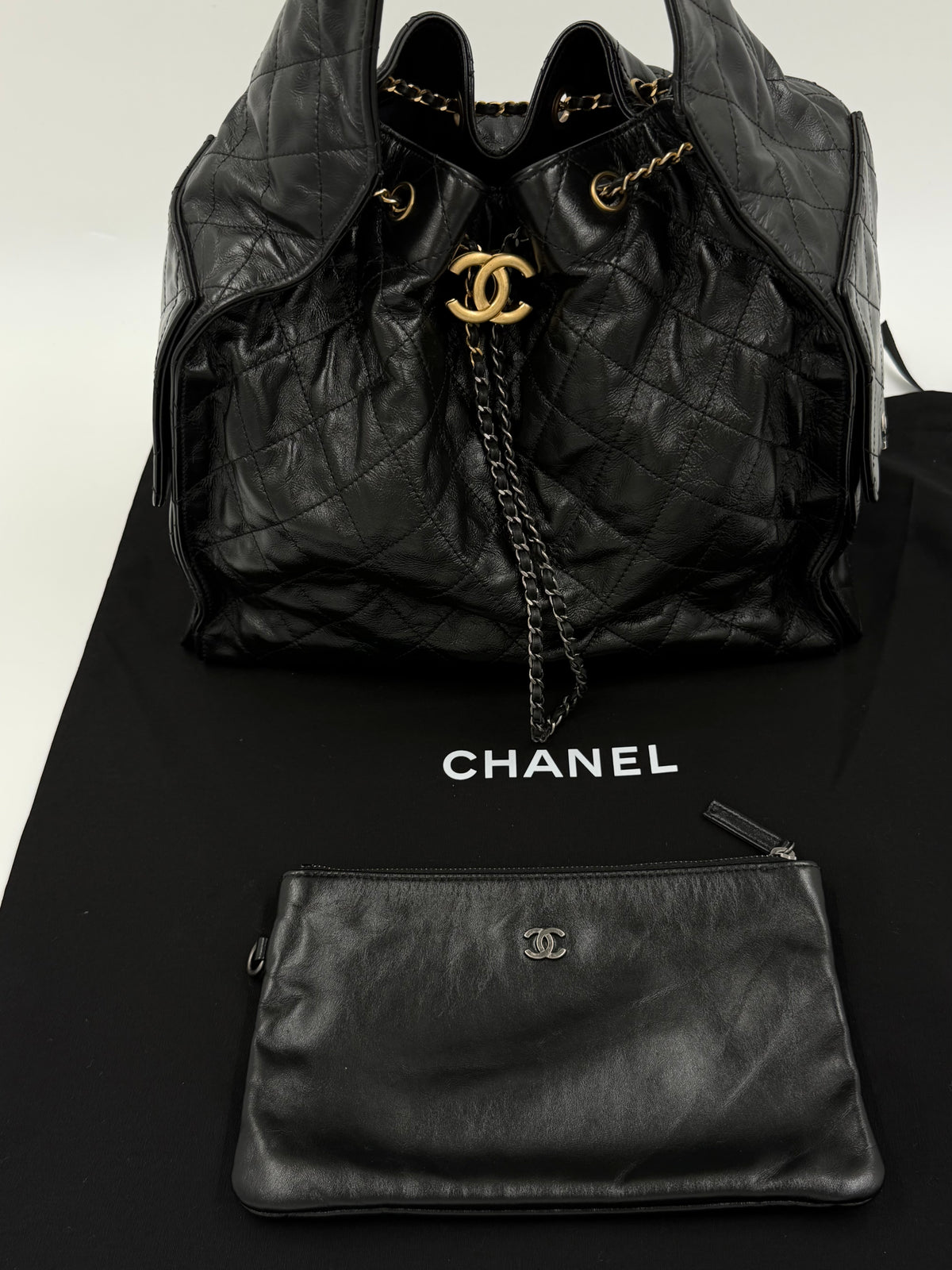 Pre-owned Chanel 25 Medium Handbag in Black Shiny Crumpled Calfskin - Authenticated