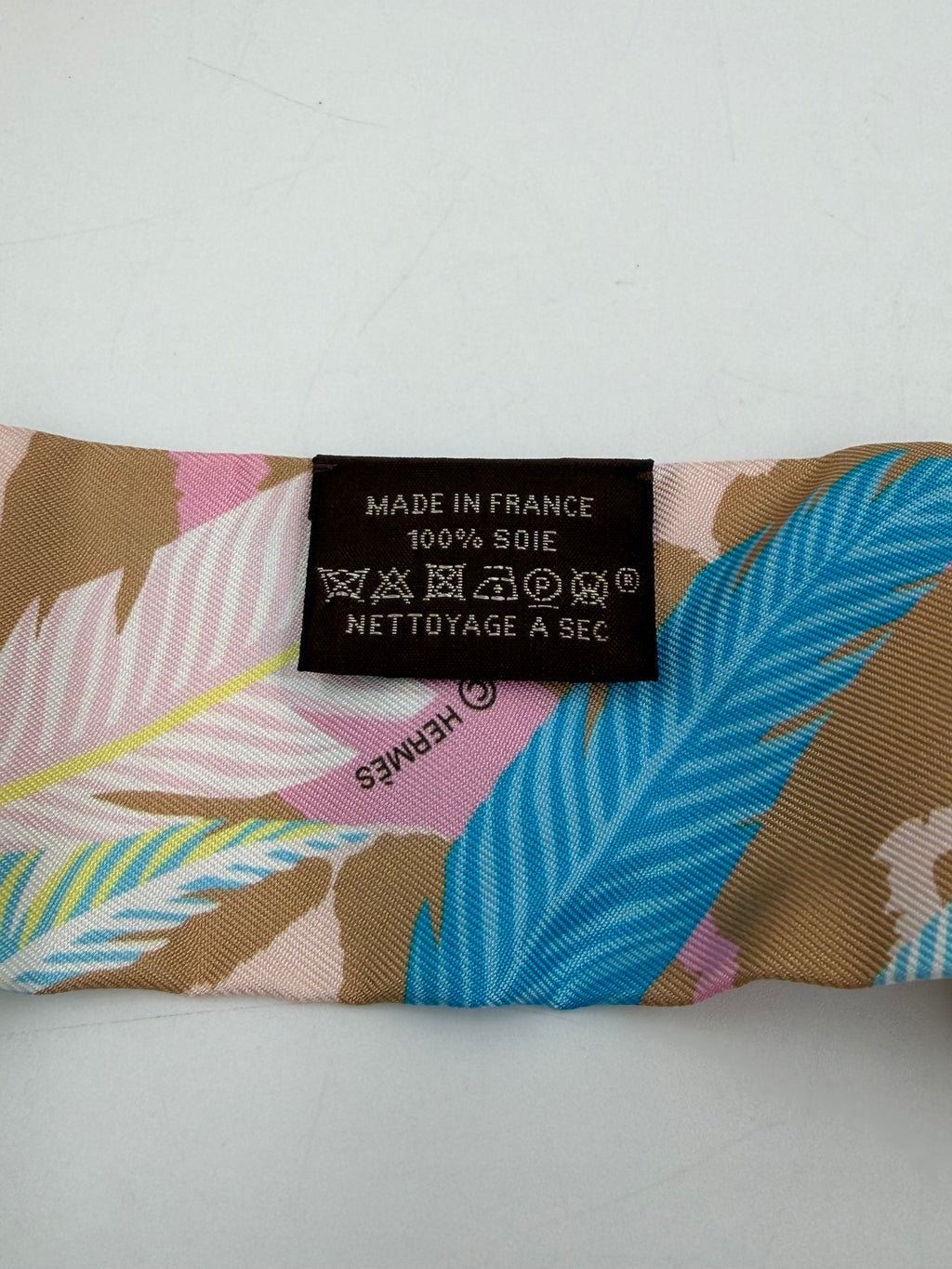 Pre-owned Hermès Jaguar Quetzal Silk Twilly Scarf Rose Beige Orange