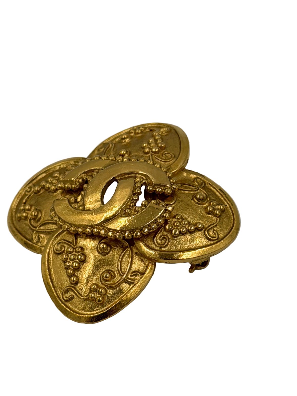Pre-owned Chanel CC Grapevine Clover Brooch Gold 96A - Authenticated