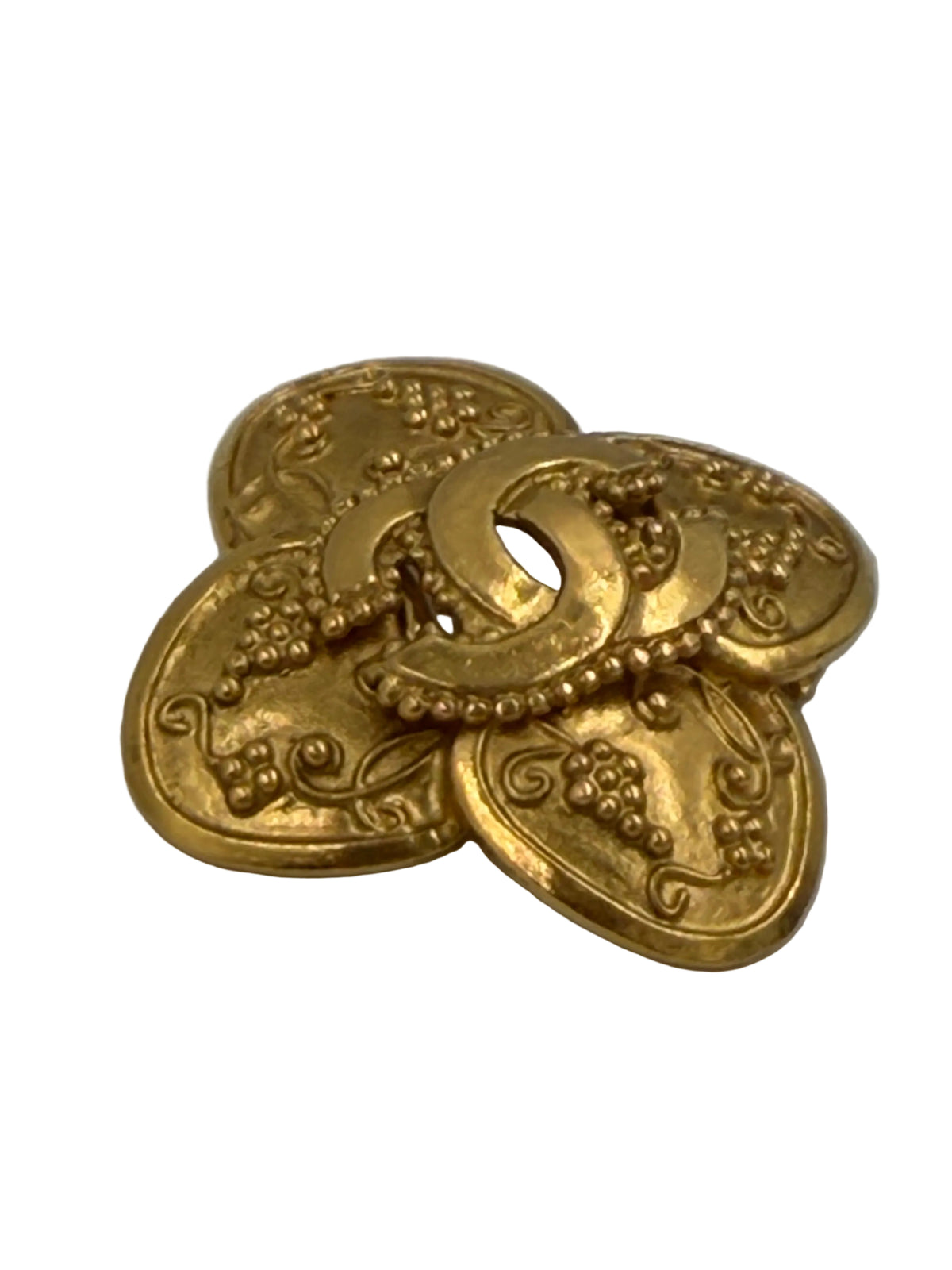 Pre-owned Chanel CC Grapevine Clover Brooch Gold 96A - Authenticated