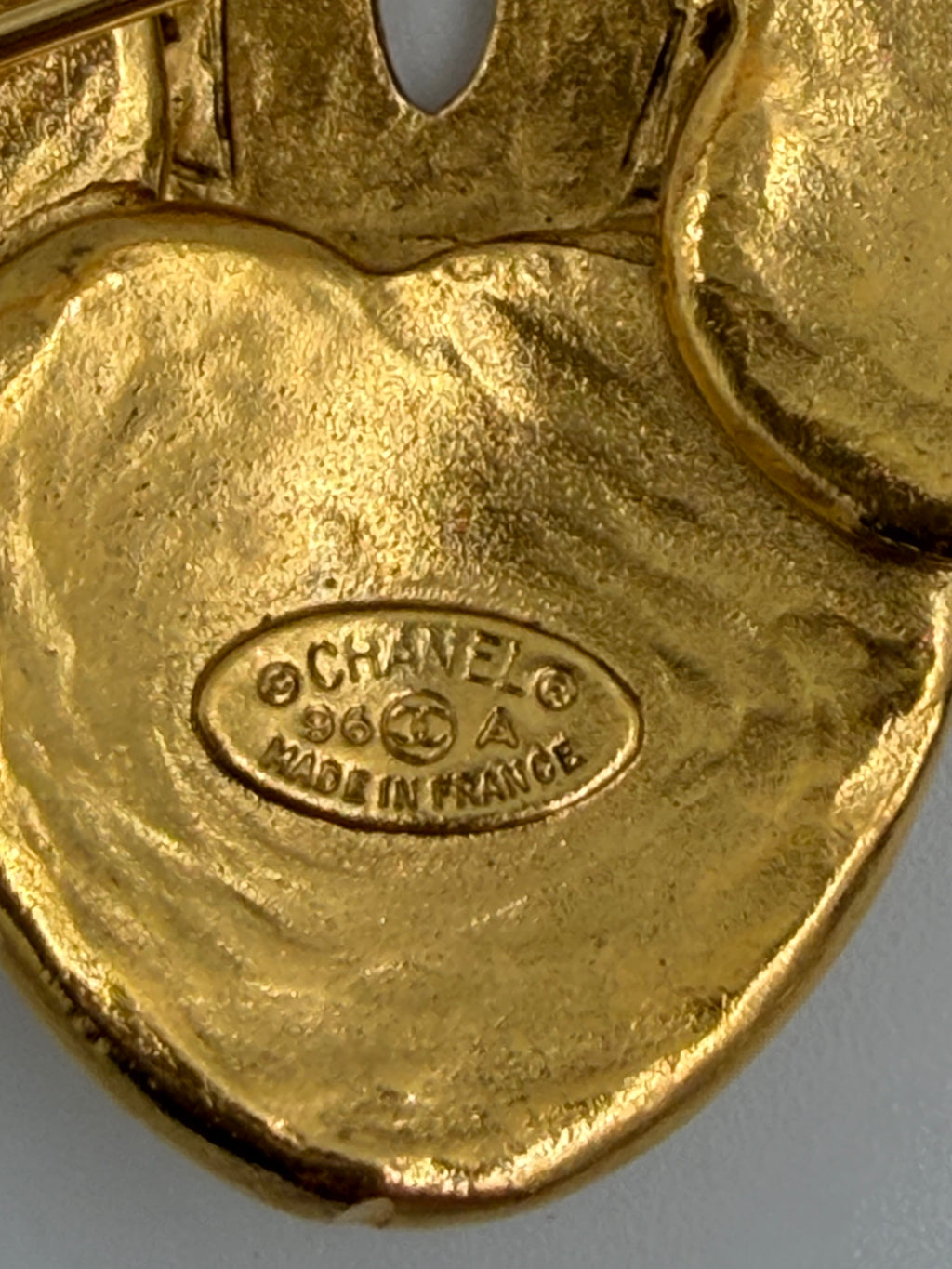 Pre-owned Chanel CC Grapevine Clover Brooch Gold 96A - Authenticated