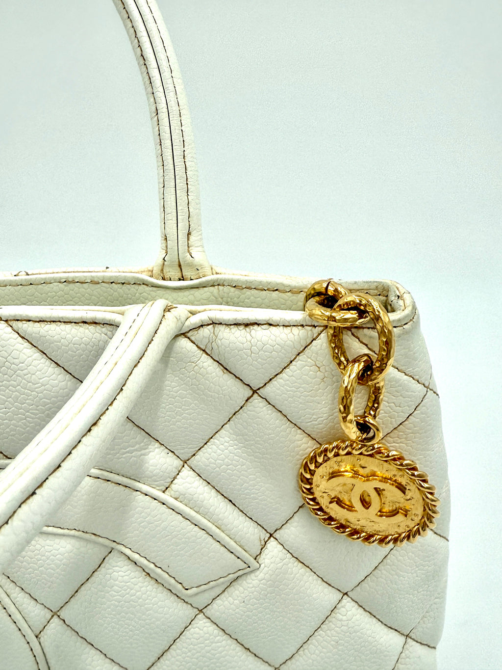 Pre-Owned Chanel Vintage White Caviar Leather Medallion Tote with Gold Hardware - Authenticated