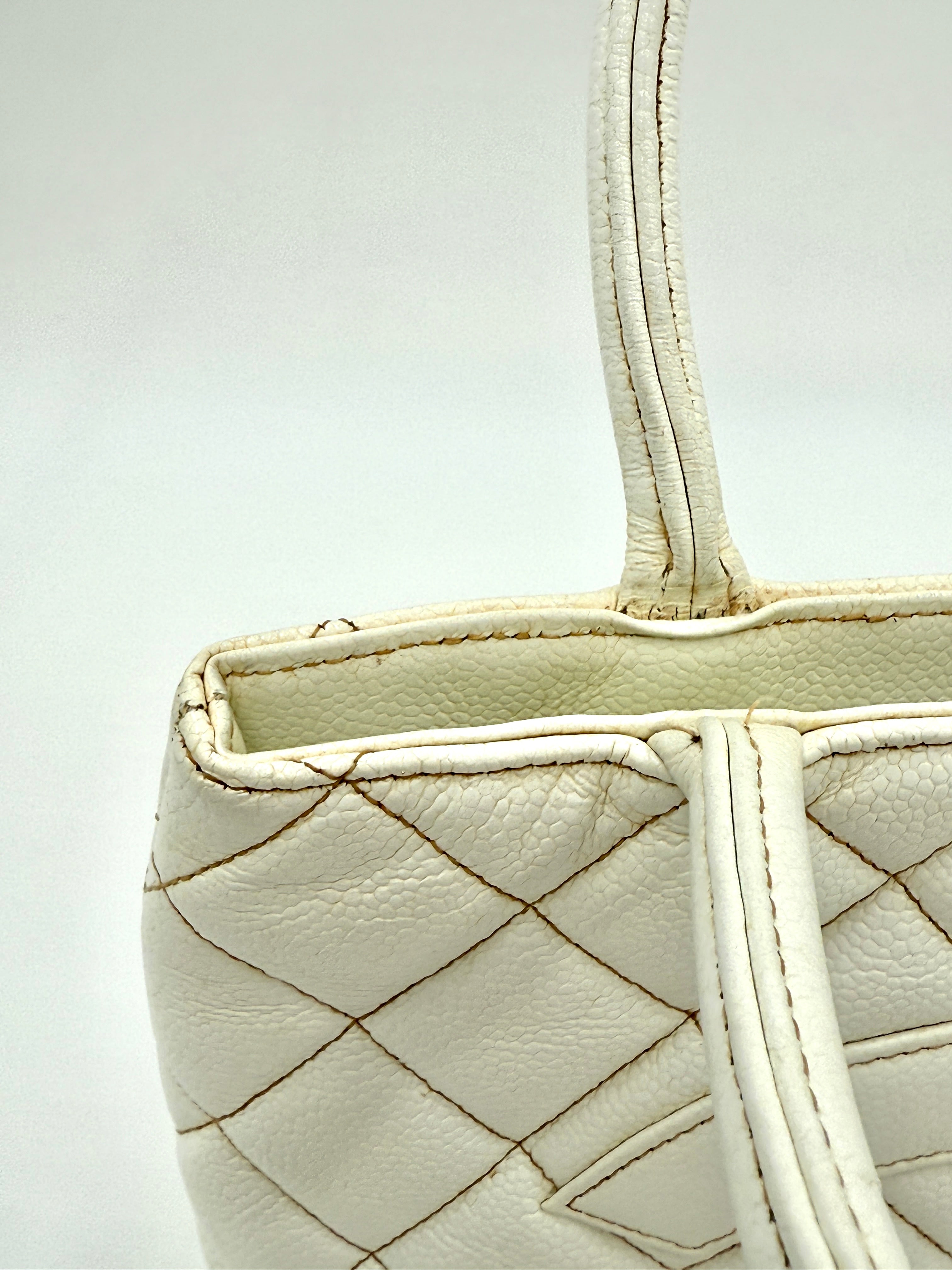 Pre-Owned Chanel Vintage White Caviar Leather Medallion Tote with Gold Hardware - Authenticated
