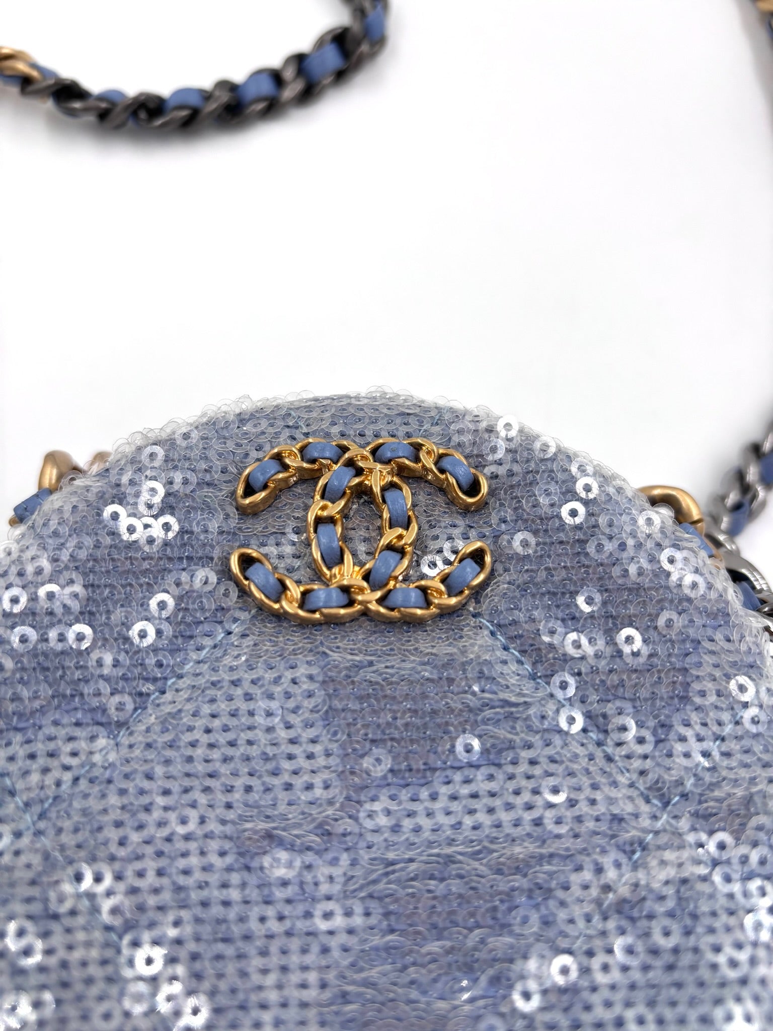 Pre-owned Chanel Periwinkle Sequin 19 Round Clutch with Chain - Authenticated