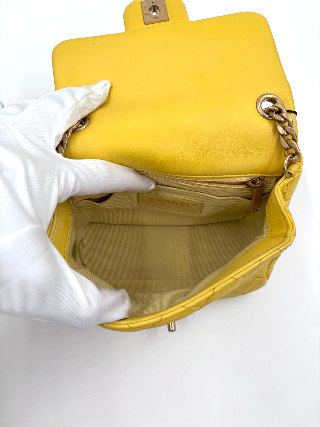 Pre-owned Chanel Yellow Leather Matelassé Handbag with Gem-Toned Charm Chain - Authenticated