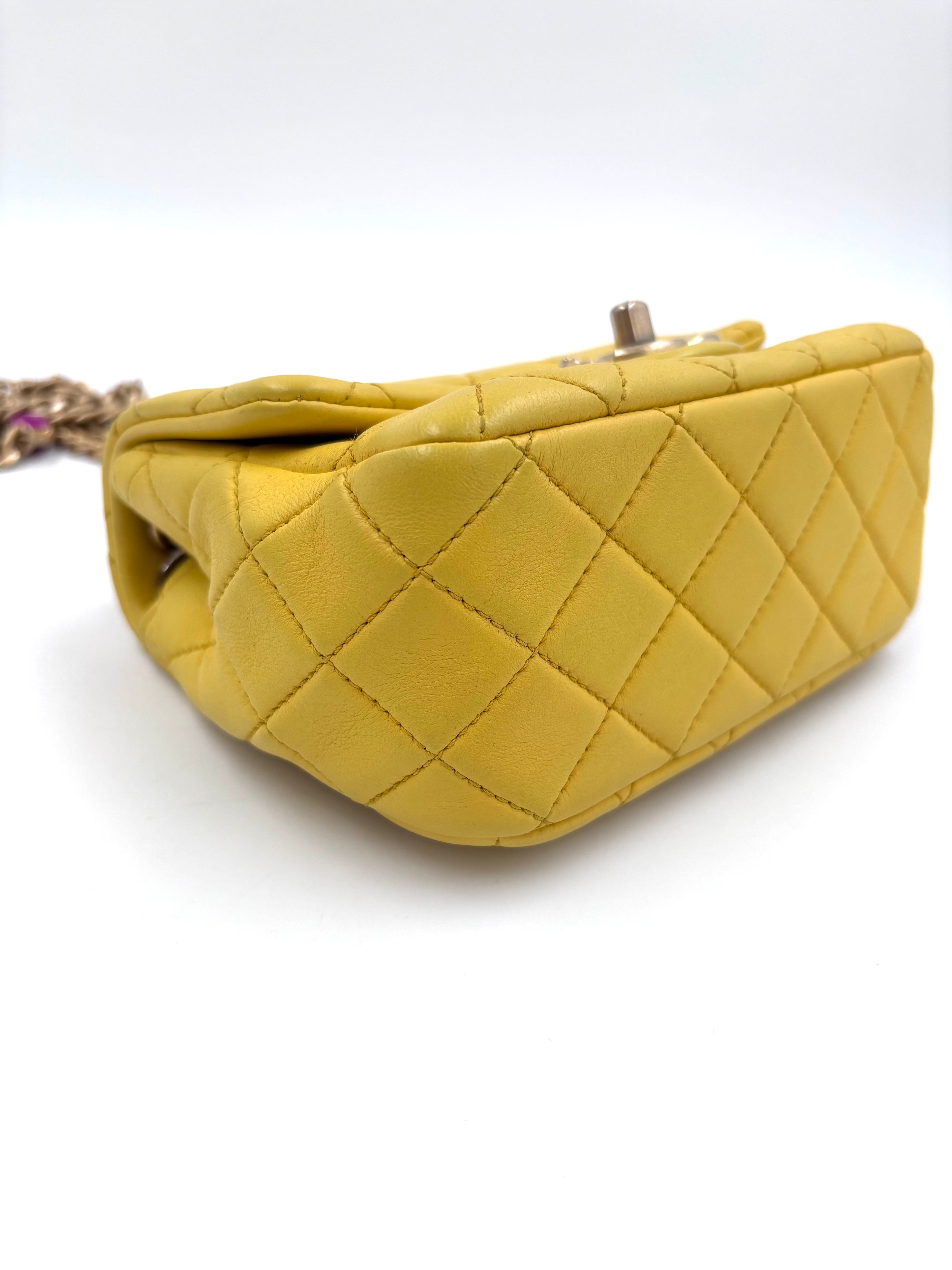 Pre-owned Chanel Yellow Leather Matelassé Handbag with Gem-Toned Charm Chain - Authenticated