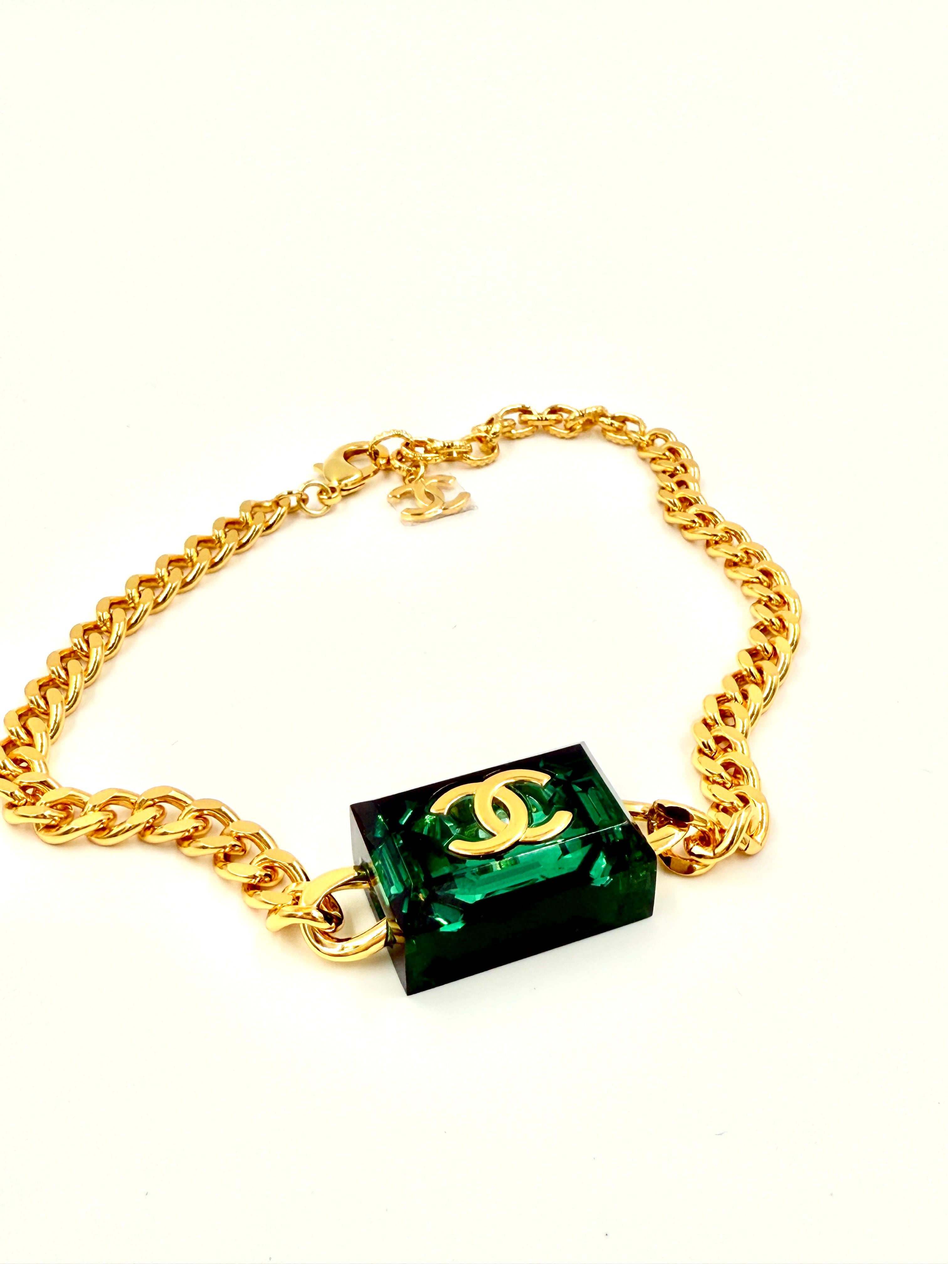 Pre-Owned Chanel 2023 Emerald Green CC Square Gold Tone Choker Necklace - Authenticated