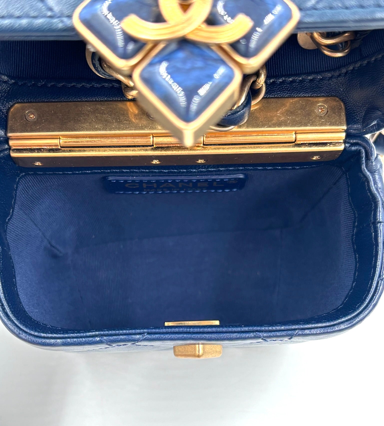 Pre-owned Chanel Diamond Lock CC Phone Holder Crossbody Bag Quilted Lambskin Mini - Authenticated