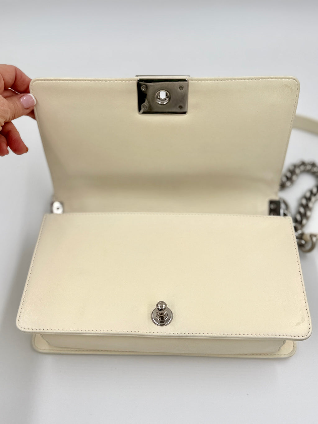 Pre-Owned Chanel Ivory Stingray Galuchat Medium Boy Bag Series 16 2012 - Karl Lagerfeld - Authenticated