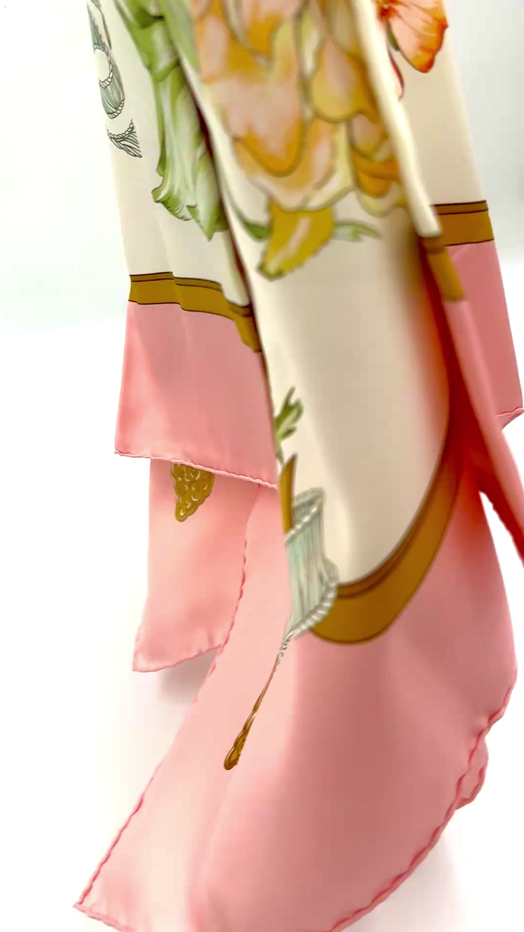 Pre-Owned Hermès Leila Menchari "Regina" Silk Scarf