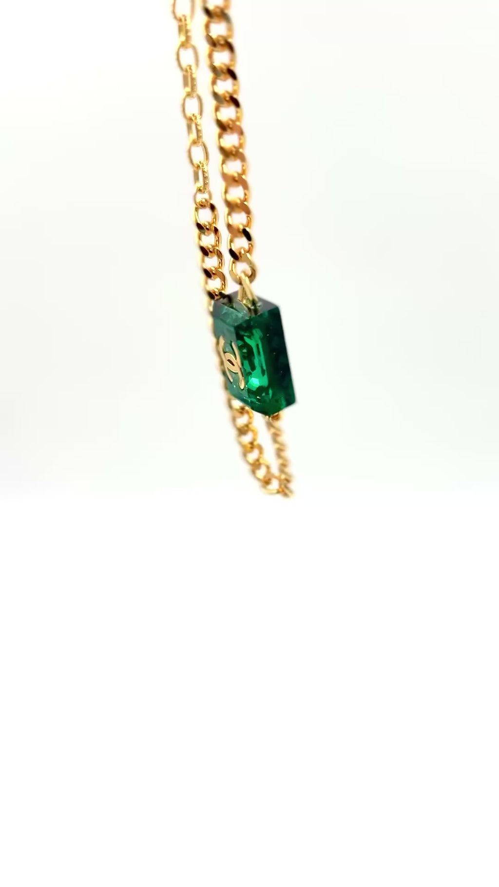 Pre-Owned Chanel 2023 Emerald Green CC Square Gold Tone Choker Necklace - Authenticated