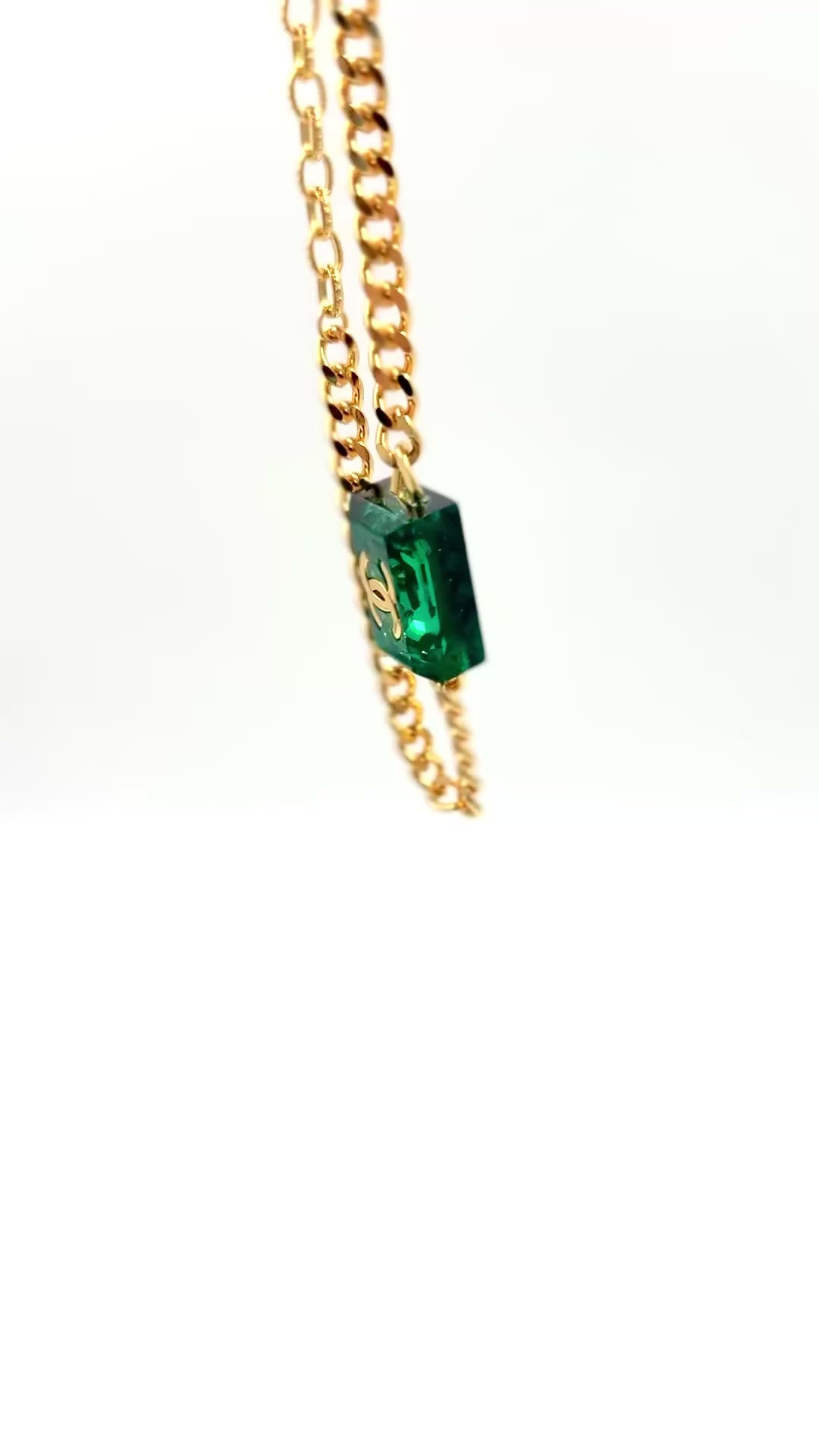 Pre-Owned Chanel 2023 Emerald Green CC Square Gold Tone Choker Necklace - Authenticated